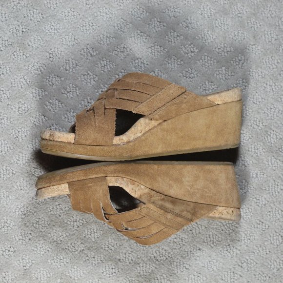 Ugg Size 9 Tan Suede & Cork Wedge Heel - Picture 3 of 6